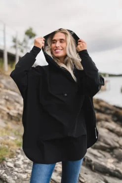 Bergen Poncho Black