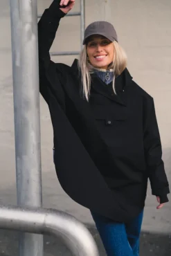 Bergen Poncho Black