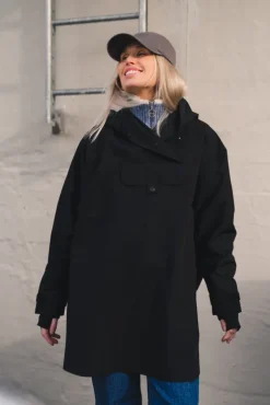 Bergen Poncho Black