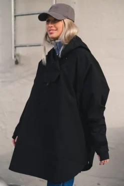 Bergen Poncho Black