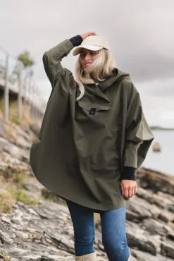 Bergen Poncho Grape Leaf