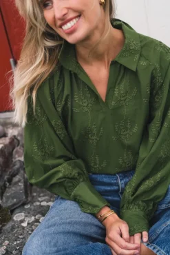 Camilla Top EMB Chive