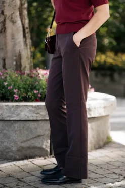 Clara 053 Deep Garnet Regular