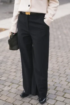 Laura 285 Black Regular