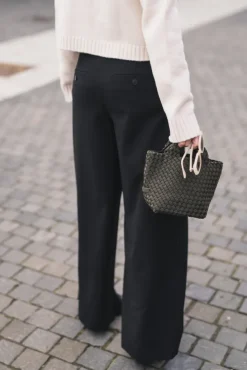 Laura 285 Black Regular