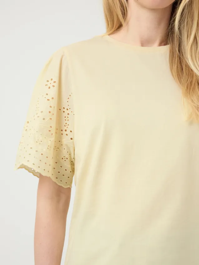 Lex SS Top W. Emb Sleeves Anise Flower