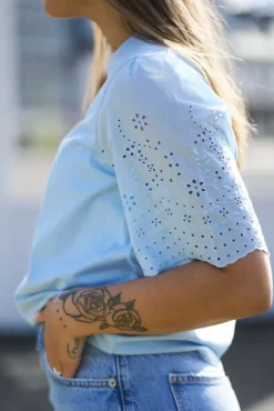 Lex SS Top W. Emb Sleeves Clear Sky
