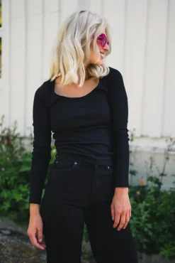 Polly Rib Scoop Neck Black