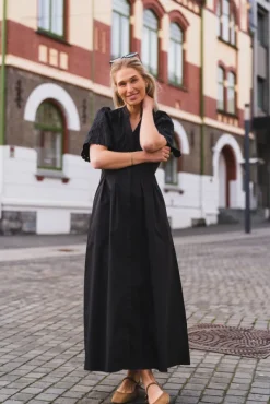 Poppy Emb Pleat Dress Black