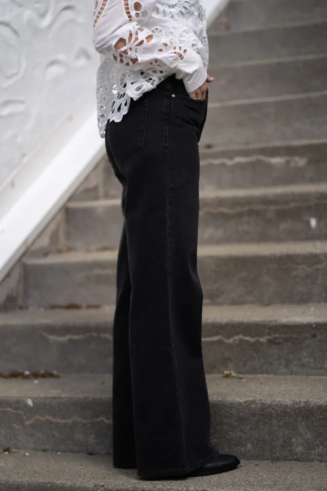 Reign Jean Black
