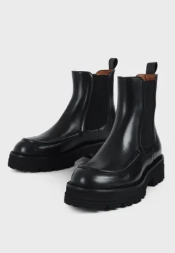 Riva Black
